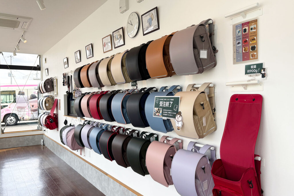 MIX・NINEランドセル全色壁に展示してある