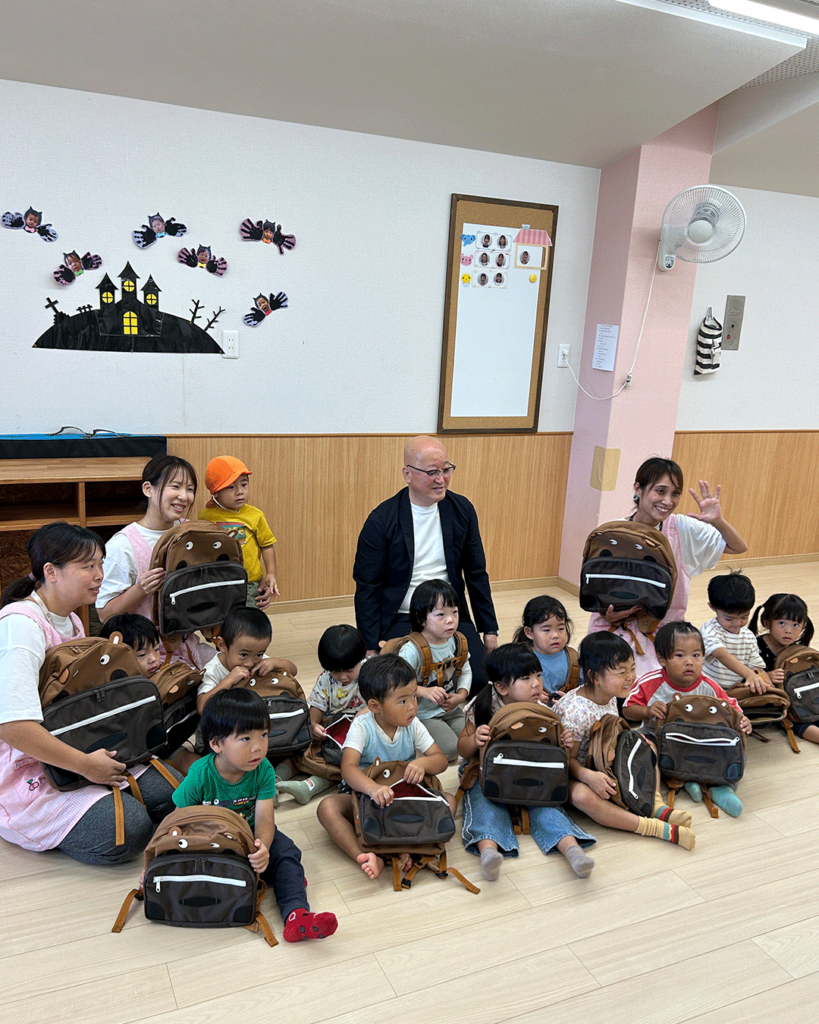 株式会社タカアキ社長（中央）とカバンストリート保育園のみさなん
オリジナルリュックお披露目会